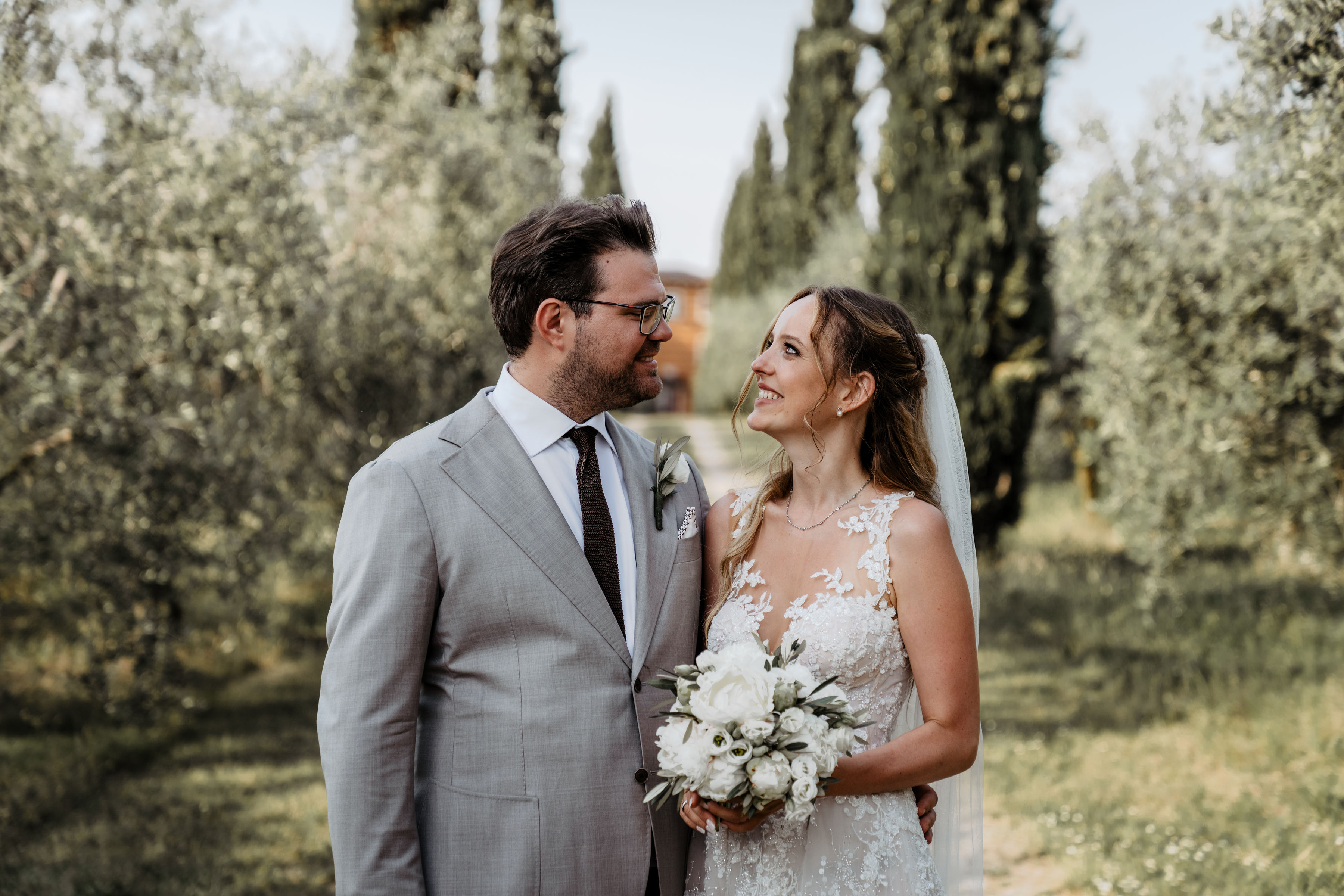 Braut und Bräutigam sehen sich liebevoll in Italien an.